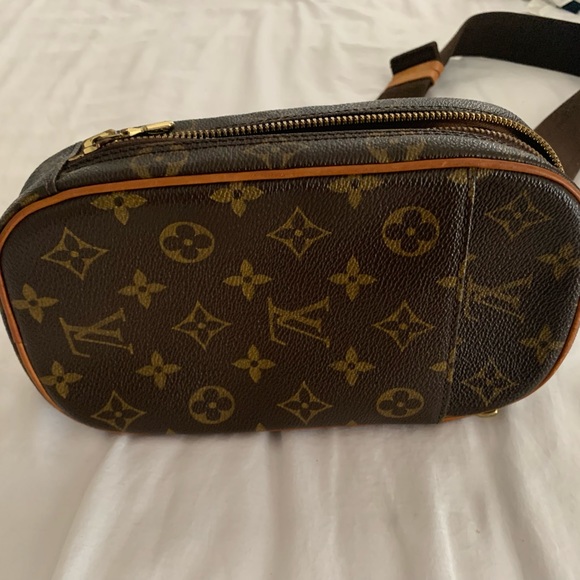 Vintage Louis Vuitton crossbody Purse. Has all the original parts. Gentle used . - Picture 5 of 10